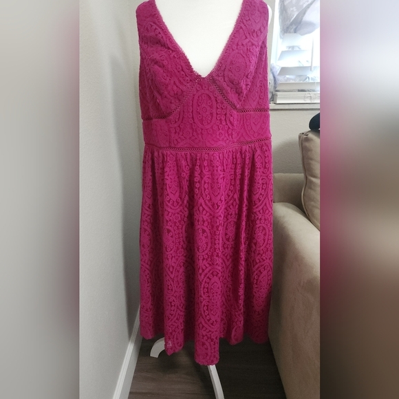 David Bridal DB StudioV-Neck Lace Sleeveless Dress - Picture 3 of 6